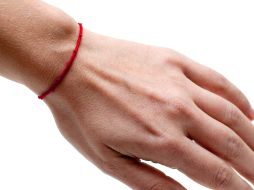 Llevar una pulsera roja va más allá de una tendencia estética: representa protección, fe y energía positiva.  CANVA
