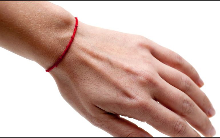 Llevar una pulsera roja va más allá de una tendencia estética: representa protección, fe y energía positiva.  CANVA