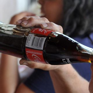 Tras pacto con Coca Cola, México acuerda bajar impuestos a refrescos