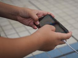 Los estudios demuestran que, además de interferir en el descanso, lo que puede afectar a la salud mental, el empleo intensivo de las redes sociales está relacionado con la soledad, la depresión y la ansiedad. AFP / C. Gardin