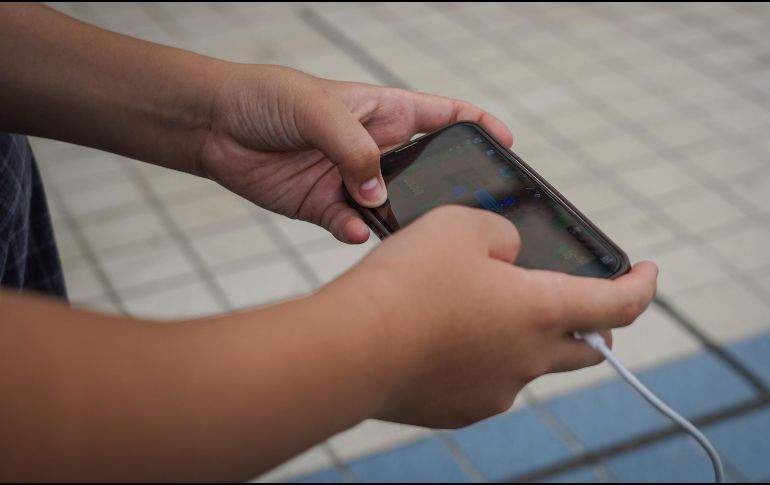 Los estudios demuestran que, además de interferir en el descanso, lo que puede afectar a la salud mental, el empleo intensivo de las redes sociales está relacionado con la soledad, la depresión y la ansiedad. AFP / C. Gardin