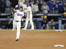 Ohtani conectó tres jonrones y lanzó durante seis entradas, en las que logró 10 ponches sin permitir una sola carrera. EFE / C. Brehman