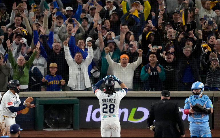 Eugenio Suárez celebra de frente a la afición después de pegar un grand slam. AP/D. Phillip