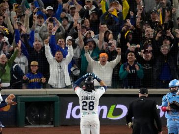 Eugenio Suárez celebra de frente a la afición después de pegar un grand slam. AP/D. Phillip