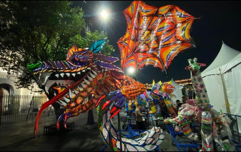 Los alebrijes se estacionaron en el zócalo de la Ciudad de México desde la noche del viernes. FACEBOOK/MuseoArtePopular