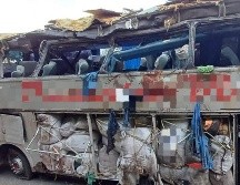 Fotografía cedida este sábado por la Policia Rodoviária Federal que muestra un autobús accidentado la noche del viernes en una autovía federal, entre los municipios de Paranatama y Saloá.  EFE /  Policia Rodoviária Federal