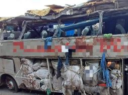 Fotografía cedida este sábado por la Policia Rodoviária Federal que muestra un autobús accidentado la noche del viernes en una autovía federal, entre los municipios de Paranatama y Saloá.  EFE /  Policia Rodoviária Federal