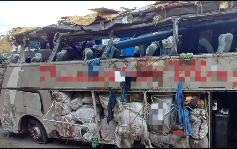 Fotografía cedida este sábado por la Policia Rodoviária Federal que muestra un autobús accidentado la noche del viernes en una autovía federal, entre los municipios de Paranatama y Saloá.  EFE /  Policia Rodoviária Federal