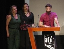Festival Internacional de Morelia cierra con la entrega de sus galardones principales. En la foto, Pablo Pérez Lombardini quien se llevó Mejor Dirección y Mejor Película de Ficción. EFE/ Iván Villanueva