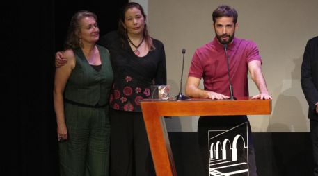 Festival Internacional de Morelia cierra con la entrega de sus galardones principales. En la foto, Pablo Pérez Lombardini quien se llevó Mejor Dirección y Mejor Película de Ficción. EFE/ Iván Villanueva
