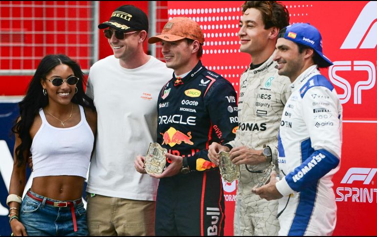 Max Verstappen volvió a demostrar por qué es el tetracampeón del mundo. Detrás de él, George Russell y Carlos Sainz completaron el podio. AFP / J. Watson