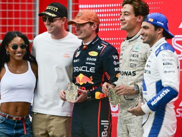 Max Verstappen volvió a demostrar por qué es el tetracampeón del mundo. Detrás de él, George Russell y Carlos Sainz completaron el podio. AFP / J. Watson