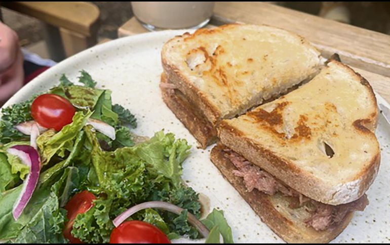 Sándwich de pato, acompañado de ensalada con lechugas, tomates cherry y cebolla. CORTESÍA