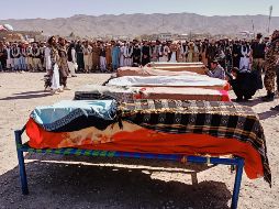 Víctimas de un ataque aéreo paquistaní, son enterradas en Paktika, Afganistán. AP/S. Mashaal