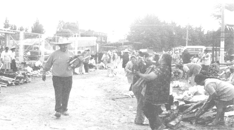 La gente que participa en el tianguis de Santiago Tianguistenco utiliza la leña como el principal producto de trueque. CORTESÍA/Ricardo Ortega González