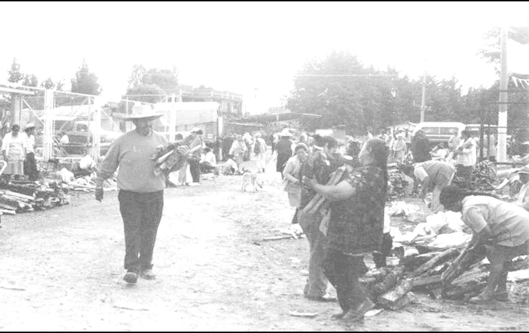 La gente que participa en el tianguis de Santiago Tianguistenco utiliza la leña como el principal producto de trueque. CORTESÍA/Ricardo Ortega González