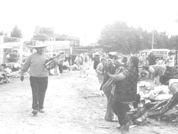 La gente que participa en el tianguis de Santiago Tianguistenco utiliza la leña como el principal producto de trueque. CORTESÍA/Ricardo Ortega González