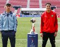 Julio Soler y Marruecos Houssam Essadak, capitanes de sus respectivas selecciones, posan junto al trofeo que hoy levantará uno de ellos. EFE/E. González