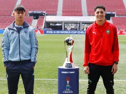 Julio Soler y Marruecos Houssam Essadak, capitanes de sus respectivas selecciones, posan junto al trofeo que hoy levantará uno de ellos. EFE/E. González