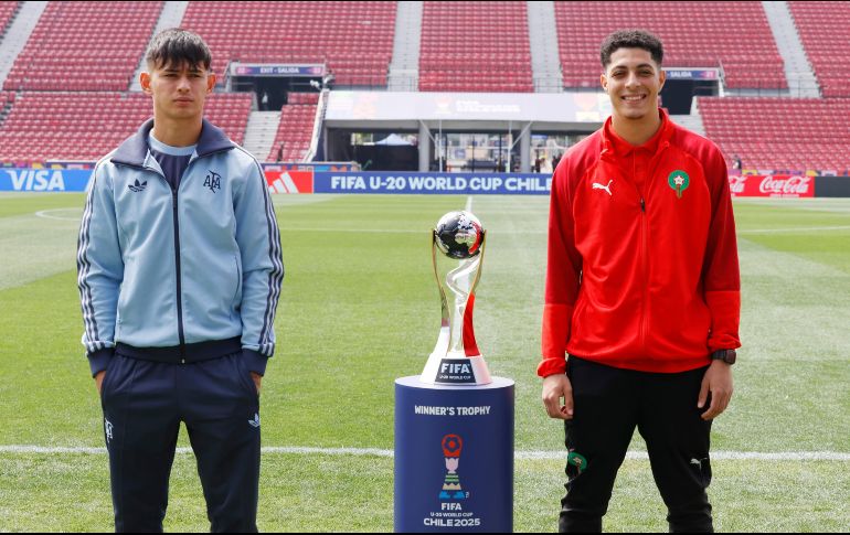 Julio Soler y Marruecos Houssam Essadak, capitanes de sus respectivas selecciones, posan junto al trofeo que hoy levantará uno de ellos. EFE/E. González