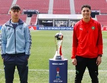 Julio Soler y Marruecos Houssam Essadak, capitanes de sus respectivas selecciones, posan junto al trofeo que hoy levantará uno de ellos. EFE/E. González