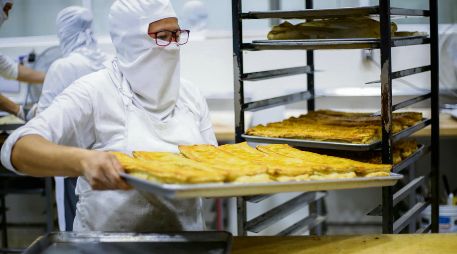 Trabajadoras de la industria alimentaria en Jalisco preparan panes, uno de los sectores estratégicos protegidos en el T-MEC. ESPECIAL