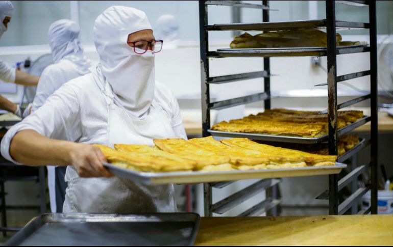 Trabajadoras de la industria alimentaria en Jalisco preparan panes, uno de los sectores estratégicos protegidos en el T-MEC. ESPECIAL
