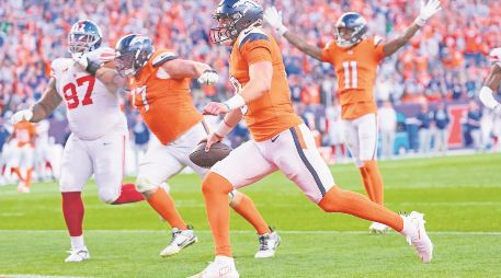 Bo Nix tuvo dos anotaciones por tierra en el último cuarto, ayudando a su equipo a remontar. AP