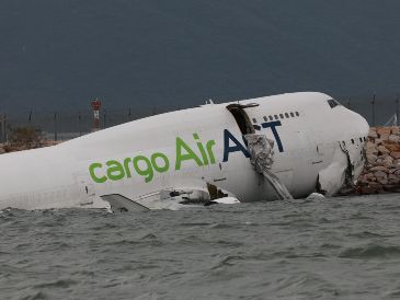 El incidente provocó el cierre temporal de la pista norte del Aeropuerto Internacional de Hong Kong, considerada esencial para las operaciones de carga y vuelos de largo recorrido. EFE/EPA/M. James