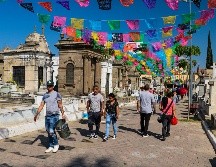En pueblos y ciudades de todo el país, se realizan procesiones, concursos de altares, desfiles y visitas a los panteones, donde las familias comparten comida, música y recuerdos. EL INFORMADOR / ARCHIVO