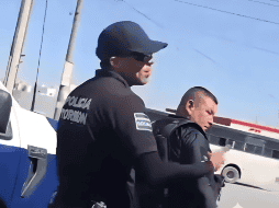 Usuarios de redes sociales han compartido este video para señalar que las instituciones mexicanas deberían capacitar mejor a sus elementos en el manejo de crisis de violencia de género. ESPECIAL / X