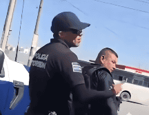 Usuarios de redes sociales han compartido este video para señalar que las instituciones mexicanas deberían capacitar mejor a sus elementos en el manejo de crisis de violencia de género. ESPECIAL / X