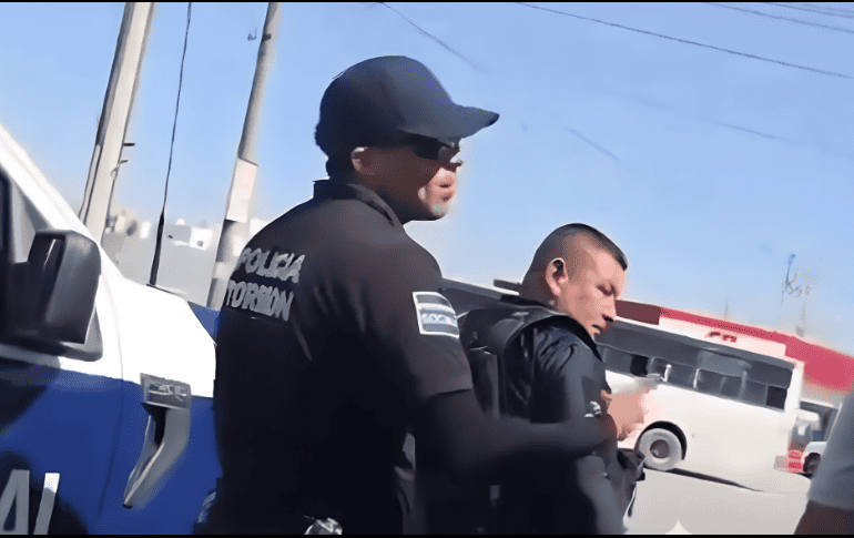 Usuarios de redes sociales han compartido este video para señalar que las instituciones mexicanas deberían capacitar mejor a sus elementos en el manejo de crisis de violencia de género. ESPECIAL / X