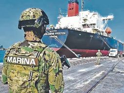 Elementos de la Marina inspeccionan una embarcación sospechosa de contrabando de combustible durante un operativo contra el huachicol fiscal. EL UNIVERSAL