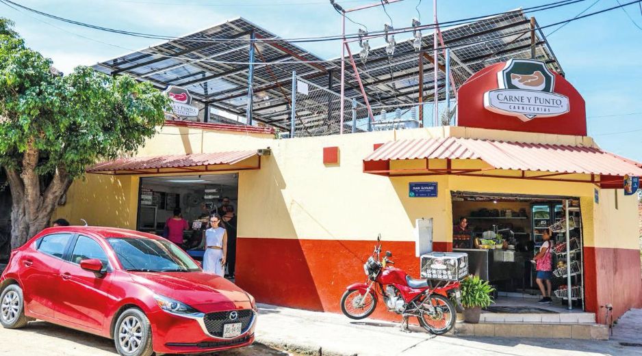 En una carnicería de Zapopan, en la Colonia Arroyo Hondo, los paneles solares redujeron a la mitad el gasto mensual de electricidad, demostrando los beneficios del autoconsumo en los negocios. EL INFORMADOR/ A. Navarro