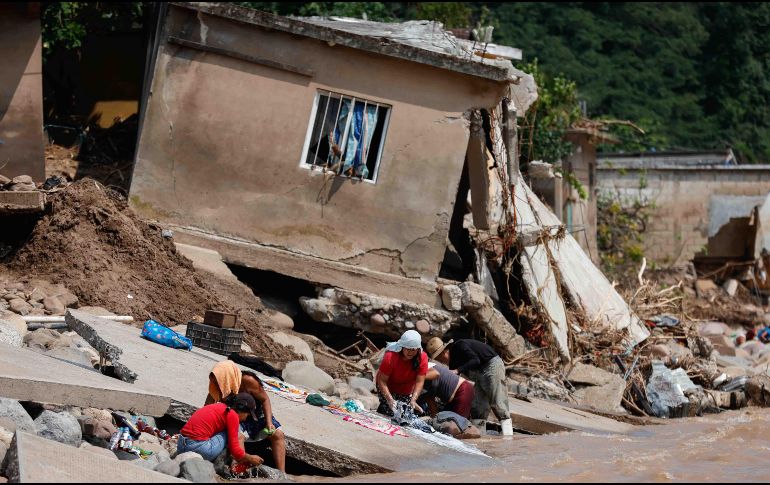 Personal especializado realiza tareas de limpieza, recolección de residuos y aplicación de material absorbente para recuperar las condiciones naturales. SUN/D. Simón Sánchez