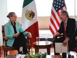 El canciller Juan Ramón de la Fuente sostuvo este martes 21 de octubre un encuentro con la gobernadora de Arizona, Katie Hobbs. X/ @SRE_mx.