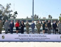 Al finalizar la reunión, los gobernadores y gobernadoras de las entidades federativas participantes, así como autoridades de Defensa y Guardia Nacional, realizaron la firma de los acuerdos establecidos en esta mesa de trabajo. CORTESÍA
