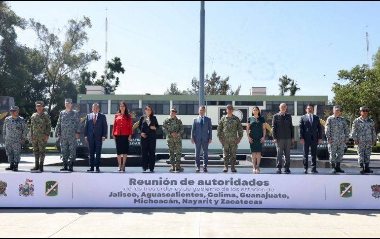 Al finalizar la reunión, los gobernadores y gobernadoras de las entidades federativas participantes, así como autoridades de Defensa y Guardia Nacional, realizaron la firma de los acuerdos establecidos en esta mesa de trabajo. CORTESÍA