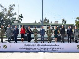 Al finalizar la reunión, los gobernadores y gobernadoras de las entidades federativas participantes, así como autoridades de Defensa y Guardia Nacional, realizaron la firma de los acuerdos establecidos en esta mesa de trabajo. CORTESÍA