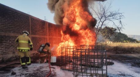 De inmediato los bomberos municipales procedieron con su personal al combate del fuego derivado de la explosión. CORTESÍA/UEPCBJ