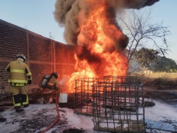 De inmediato los bomberos municipales procedieron con su personal al combate del fuego derivado de la explosión. CORTESÍA/UEPCBJ
