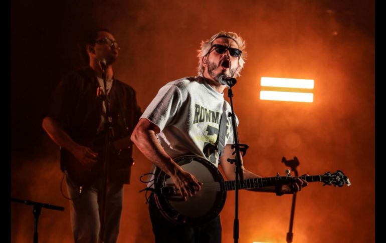 Las voces del público se mezclaron con las guitarras y percusiones, generando una atmósfera de complicidad. EL INFORMADOR/A.NAVARRO