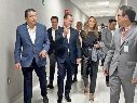 El presidente ejecutivo del Grupo Empresarial Angeles, Olegario Vázquez Aldair, durante un recorrido por las instalaciones. ESPECIAL