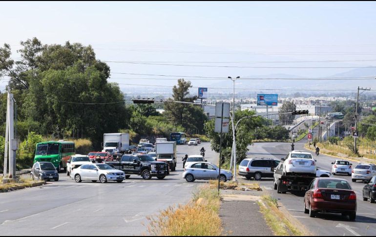 Se han registrado diversos percances vehiculares en el punto, aunque las autoridades no han confirmado si estos fueron ocasionados por la falta de semáforos en función. EL INFORMADOR / J. Acosta