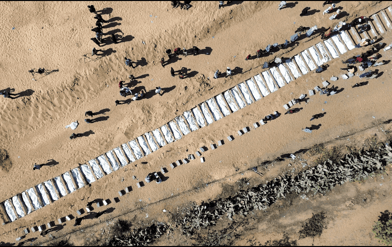 El Ministerio de Sanidad estima que unos 7 mil gazatíes continúan entre los escombros —el servicio de emergencias de Defensa Civil los eleva a 10 mil. EFE / EPA / H. Imad