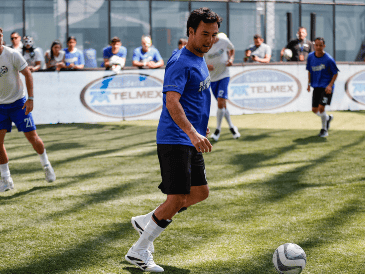 Checo Pérez participó en el evento "De la Pista a la Cancha", que se llevó a cabo en Plaza Carso este jueves 23 de octubre. SUN / D. S. Sánchez