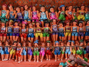 En la Feria del Cartón, los artesanos ofrecen todo lo necesario para el Día de Muertos: calaveritas de azúcar, papel picado, flores de cempasúchil, artesanías de barro. EL INFORMADOR / ARCHIVO