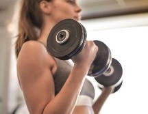 Hacer pesas ofrece múltiples beneficios para la salud física y mental. CANVA