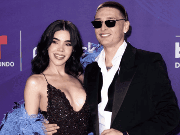 Así muestran su amor Kenia Os y Peso Pluma en los Latin Billboard. ESPECIAL / IG / @telemundo